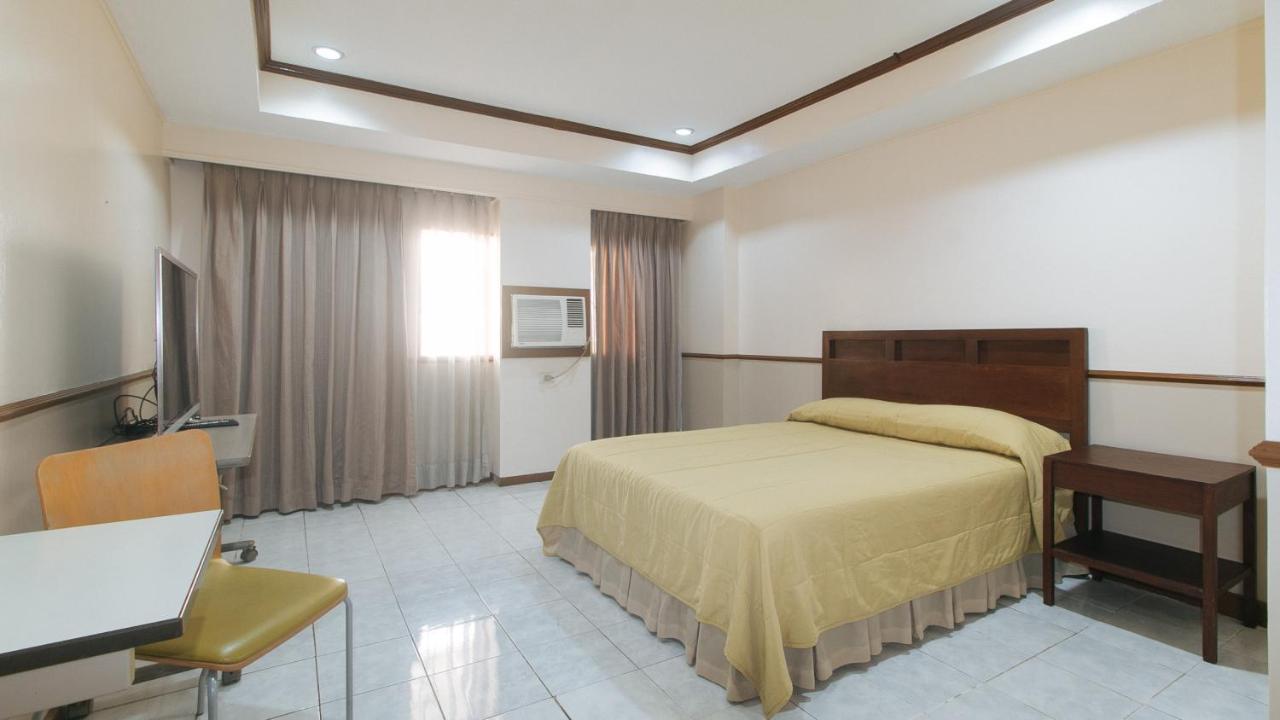 Garden Plaza Hotel Manila Bagian luar foto